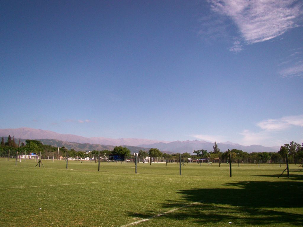 Cancha del complejo con los cerros de fondo