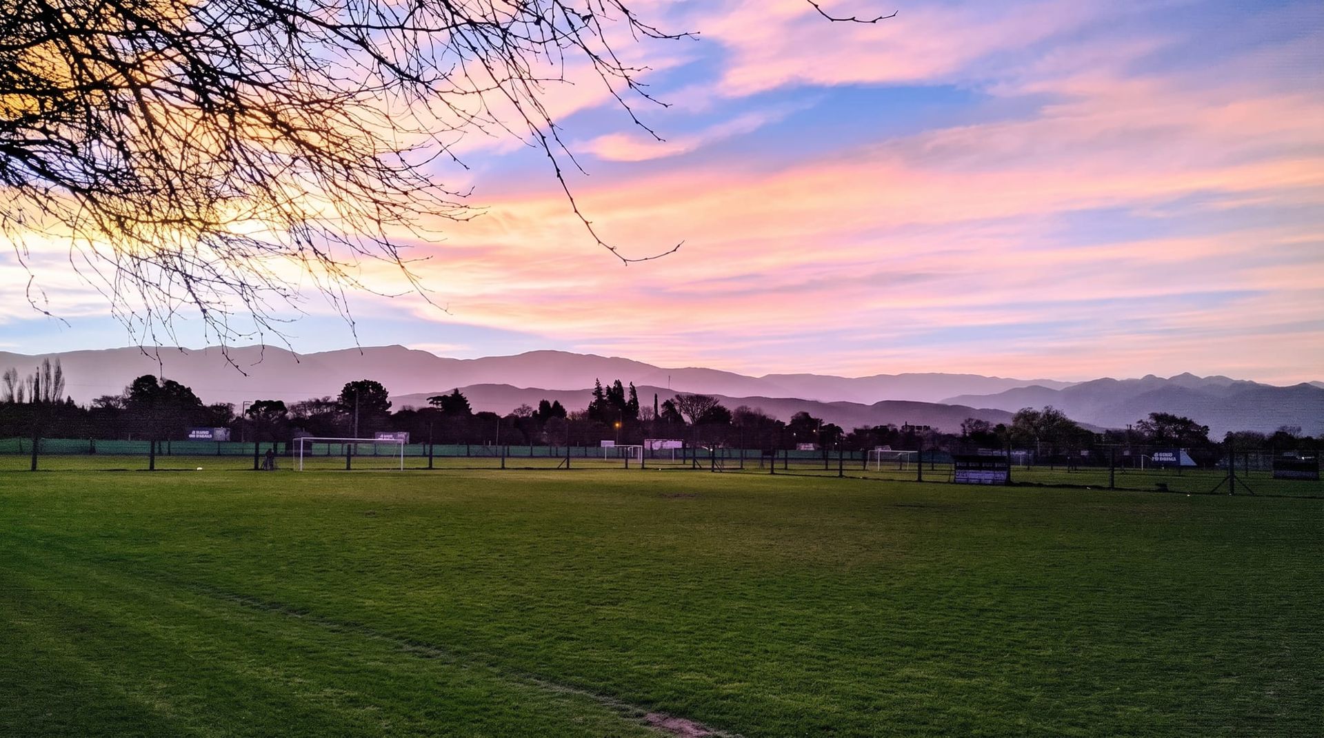 Canchas del Complejo Confraternidad al atardecer